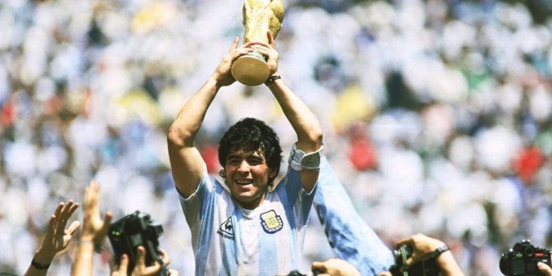 Maradona cậu bé vàng trong làng bóng đá 